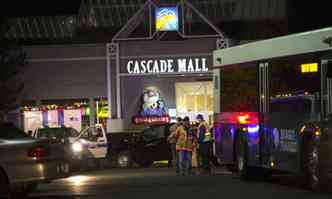 Policiais permanecem na rea do shopping Cascade Mall, em Burlington(foto: Karen Ducey / GETTY IMAGES NORTH AMERICA / AFP)