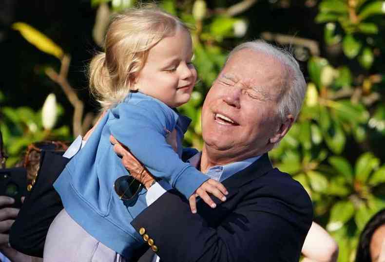 Biden segura no colo a neta Beau