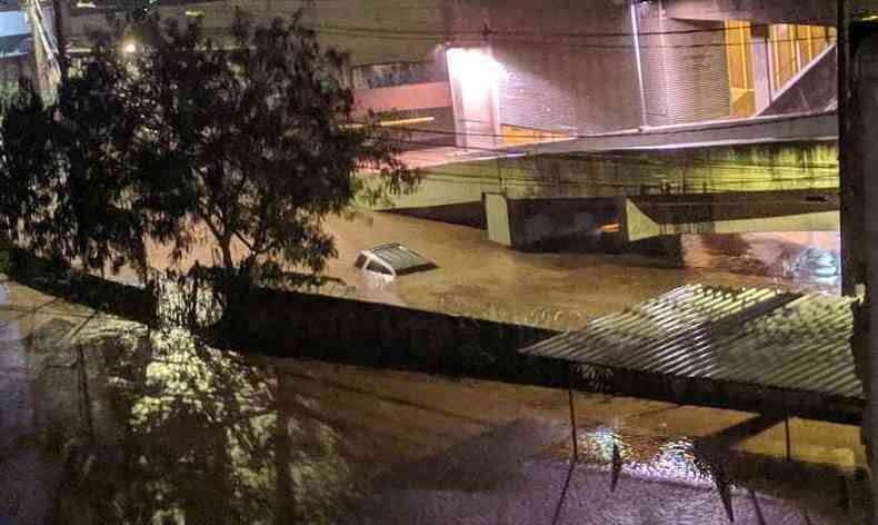 Avenida Vilarinho ficou alagada com o temporal (foto: Redes Sociais/ Reproduo)