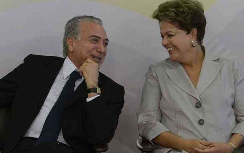 Temer e Dilma sorriem um para o outro