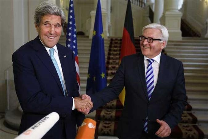John Kerry (E) e o ministro das Relações Exteriores alemão, Frank-Walter Steinmeier (D) se cumprimentam após reunião bilateral durante as conversações entre os ministros das Relações Exteriores das seis potências que negociam com Teerã sobre seu programa nuclear, em Viena(foto: AFP PHOTO / POOL/ JIM BOURG ) John Kerry (E) e o ministro das Relações Exteriores alemão, Frank-Walter Steinmeier (D) se cumprimentam após reunião bilateral durante as conversações entre os ministros das Relações Exteriores das seis potências que negociam com Teerã sobre seu programa nuclear, em Viena(foto: AFP PHOTO / POOL/ JIM BOURG )