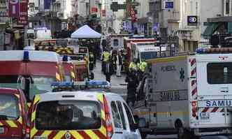 Movimentao da polcia e das equipes de socorro em Saint-Denis, subrbio de Paris(foto: LIONEL BONAVENTURE/AFP)