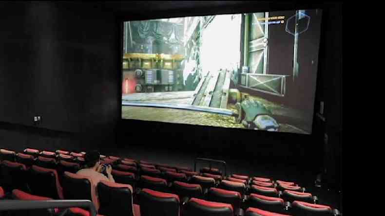 Jovem joga videogame na rede coreana de cinemas CGV; sala  alugada por US$ 90 (R$ 483) a cada duas horas(foto: CGV)