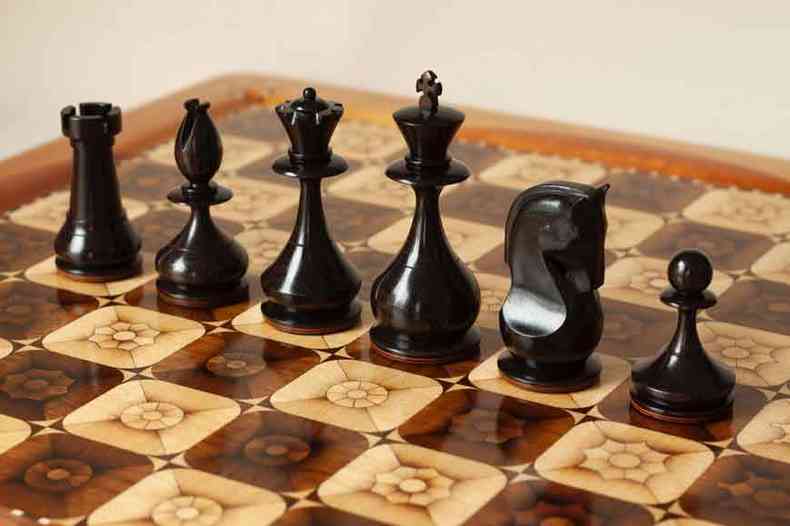 O jogo de xadrez Nonada, com um padro de desenho que remete invariavelmente  forma circular(foto: Daniel Herthel/divulgao)
