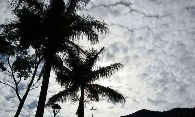 Sol entre nuvens no Bairro Mangabeiras, Centro-Sul de BH(foto: Jair Amaral/EM/D.A PRESS)