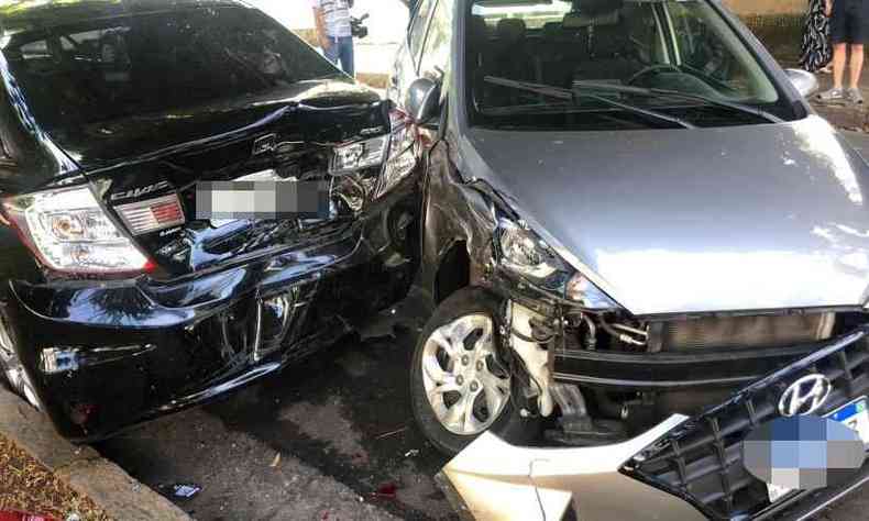 Carros danificados aps acidente em BH