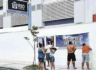 Ontem, cartazes em frente  Escola Municipal Tasso da Silveira lembravam os assassinatos dos 12 alunos (foto: Alvinho Duarte/ Folha Press)