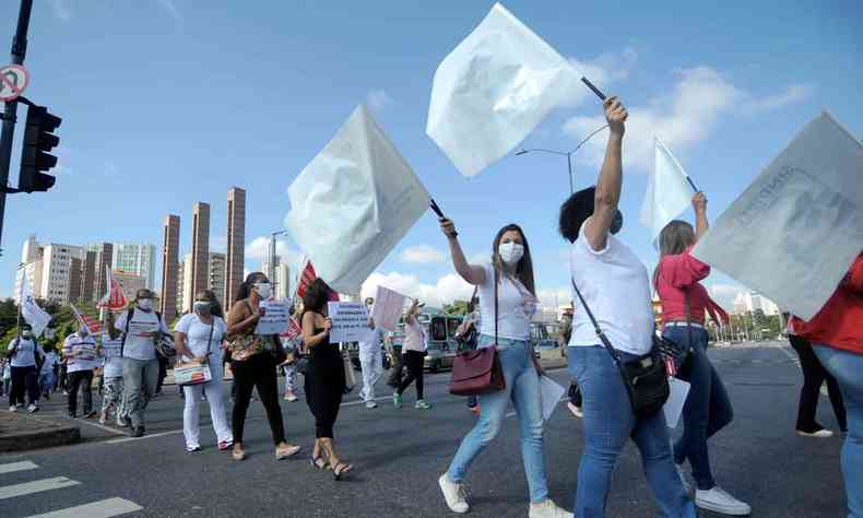 Enfermeiros e técnicos de enfermagem em manifestação por piso salarial nacional em Belo Horizonte, em 2021