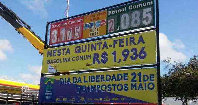 Motoristas chegaram ao posto Pica Pau na noite anterior para comprar a gasolina, ontem, sem impostos, a R$ 1,93