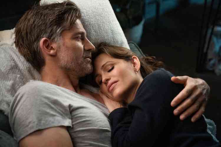Os atores Jennifer Garner e Nikolaj Coster-Waldau deitados e abraados em cena de 'A ltima coisa que ele me falou'