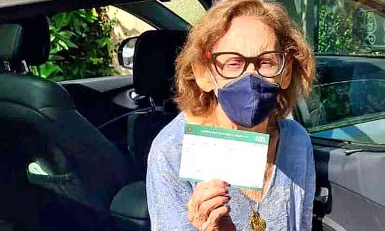 Aps ser vacinada, Laura Cardoso, de 93 anos, exibiu o carto em sua rede social: 'Que alegria! Viva a cincia!'(foto: FACEBOOK/REPRODUO)