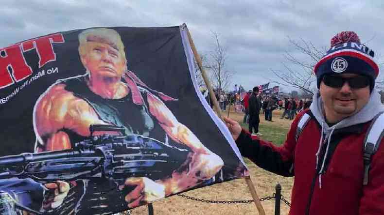 Chad Kulchesky com sua bandeira de Trump estilizado como Rambo no dia 6: 'Tudo o que foi feito naquele dia era necessrio, menos invadir o Capitlio'(foto: BBC)
