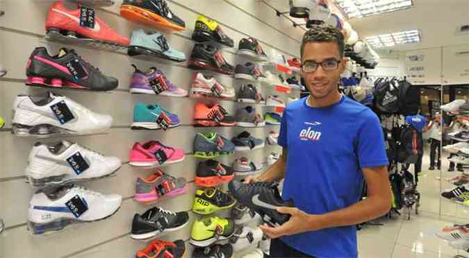 Plnio Magalhes conseguiu emprego formal numa loja de artigos esportivos em shoppings de Belo Horizonte em menos de um ms de buscas (foto: Marcos Michelin/EM/D.A Press)