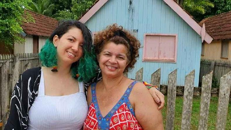 Angélica e Ângela Mendes, neta e filha do seringueiro(foto: André D'Elia) Filha e neta de Chico Mendes posam abraçadas
