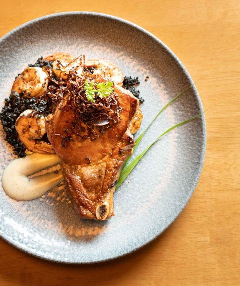 Prime rib su�no, cuscuz nordestino na tinta de lula, camar�es, aioli de alho confitado e pa�oca de cebola(foto: Rodrigo Azevedo/Divulga��o)