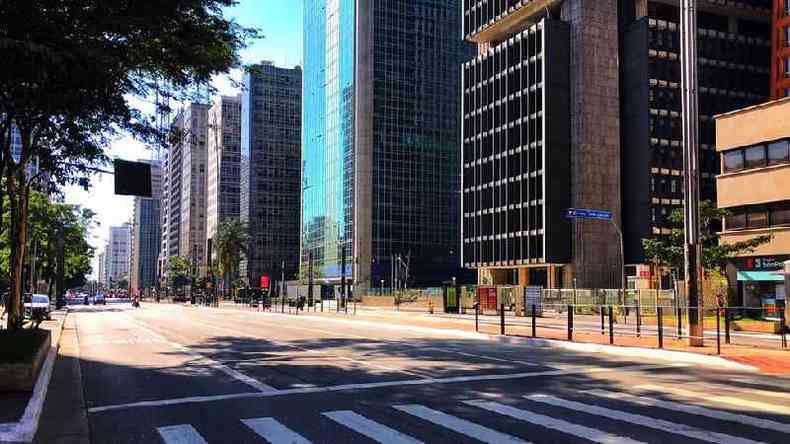 Avenida Paulista, um dos principais polos econmicos de So Paulo, vazia durante quarentena(foto: Roberto Parizotti/FotosPublicas)
