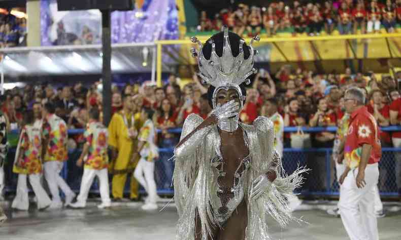 A mineira Erika Januza, rainha da Viradouro, samba na avenida