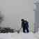 Rússia: menina sobrevive a tempestade de neve ao ficar abraçada a cachorro