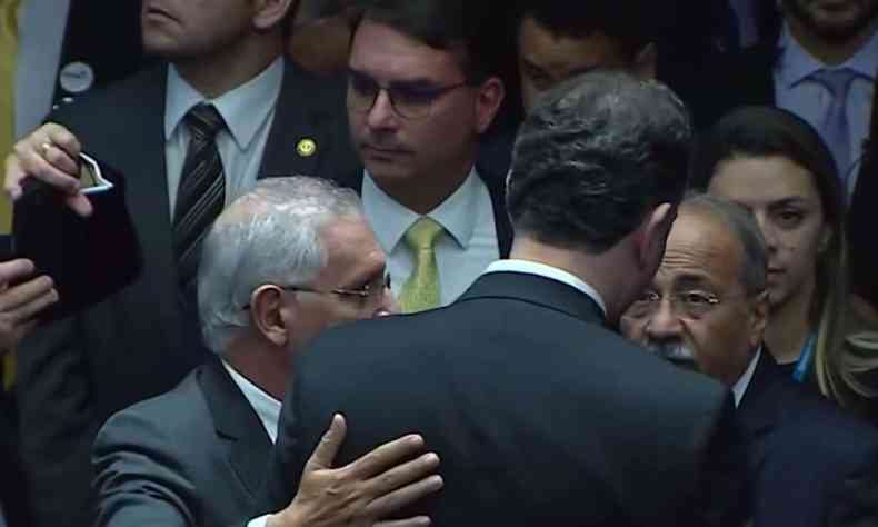 Flvio Bolsonaro (PL-RJ) no cumprimenta Rodrigo Pacheco (PSD-MG) aps reconduo  presidncia do Senado