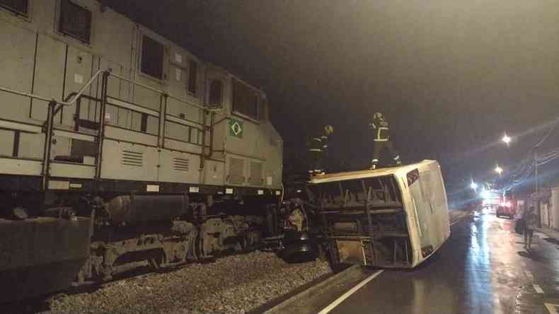 trem de carga da VLI arrasta nibus da Viasul em Itana bombeiros atuam para apagar incndio dois feridos bombeiros em cima do nibus