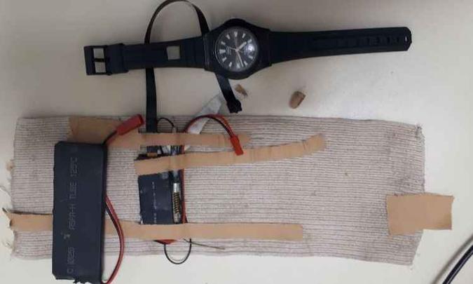 Por meio de microcâmera instalada em relógio, golpista tinha acesso às questões e passava respostas (foto: Polícia Civil/Detran-MG/Divulgação) Por meio de microcâmera instalada em relógio, golpista tinha acesso às questões e passava respostas (foto: Polícia Civil/Detran-MG/Divulgação)