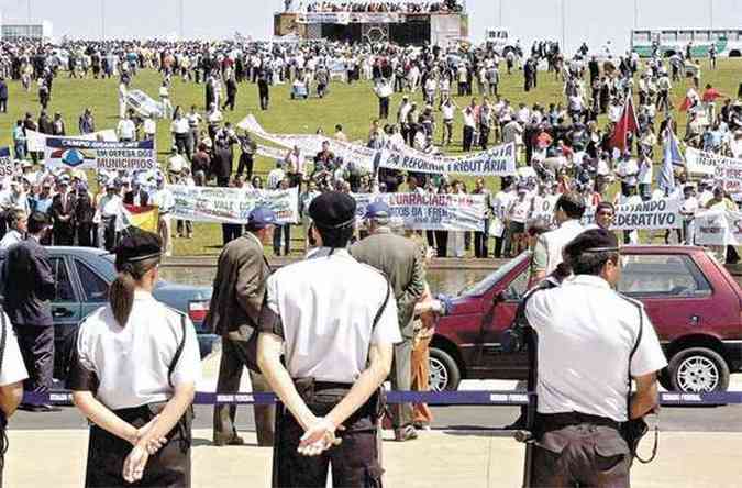 Desde 1998 prefeitos fazem caravanas a Braslia. Em 2003, eles ocuparam o gramado do Congresso para protestar contra a reforma tributria (foto: Jos Varella/CB/D.A Press)