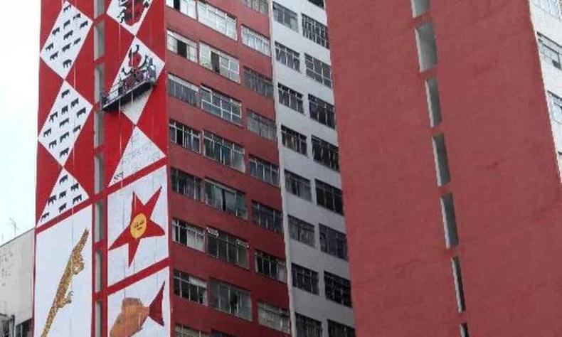 O painel pode ser apreciado da Praça Raul Soares(foto: Jair Amaral/EM/D.A Press) Belo Horizonte - MG. Prédio na Avenida Parana, 466, Centro de BH, pintado pela artista indigena Sueli Maxacali pelo Projeto CURA)