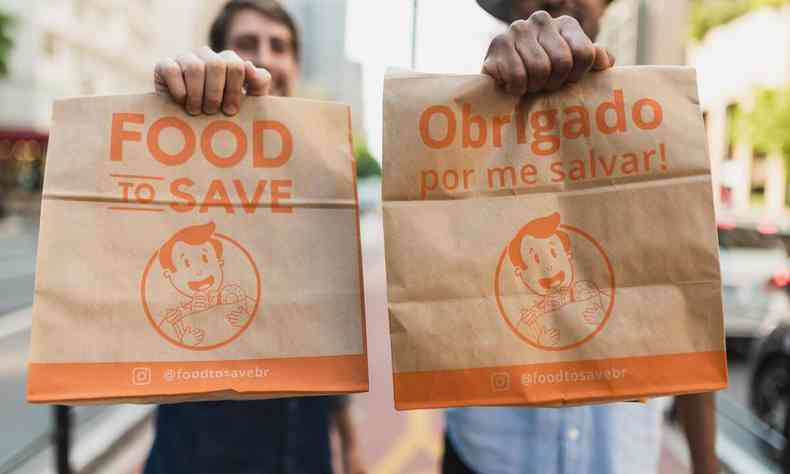 homens segurando sacola do Food to Save