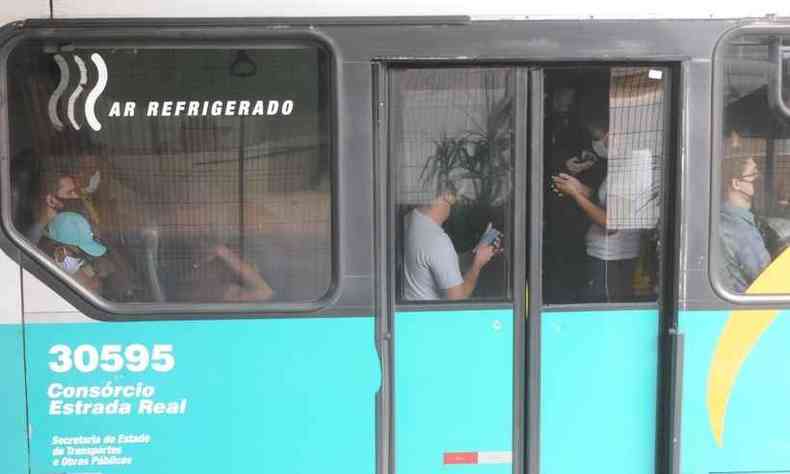 Move Metropolitano tambm circula em BH com passageiros em p(foto: Leandro Couri/EM/D.A. Press)