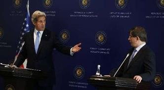 O secretrio de estado norte-americano John Kerry fala em conferncia junto ao ministro de Relaes Exteriores da Turquia, Ahmet Davutoglu em Istambul.(foto: REUTERS/Murad Sezer )