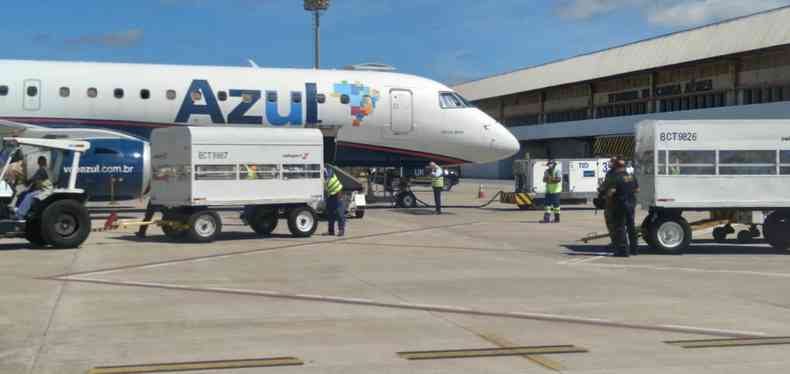 Vacina AstraZeneca/Oxford chega ao aeroporto de Confins e ser distribuda para Minas Gerais(foto: Marcos Vieira/EM/D. A. Press)