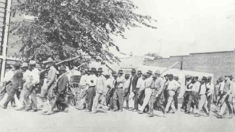 Guarda nacional com negros detidos aps o massacre(foto: Oklahoma Historical Society)