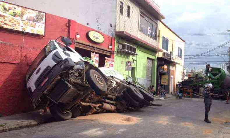 Veculo tombou depois de ter as rodas engolidas pelo buraco(foto: Rodrigo Clemente/EM/D.A.Press)