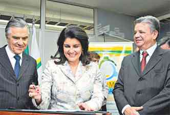 O presidente da Cemig, Djalma de Morais, a diretora jurdica da empresa, Maria Celeste Morais Guimares, e o presidente do TJMG, desembargador Joaquim Herculano Rodrigues, na inaugurao do Centro Judicial de Soluo Sumria de Conflitos(foto: TLIO SANTOS/EM/D.A PRESS)