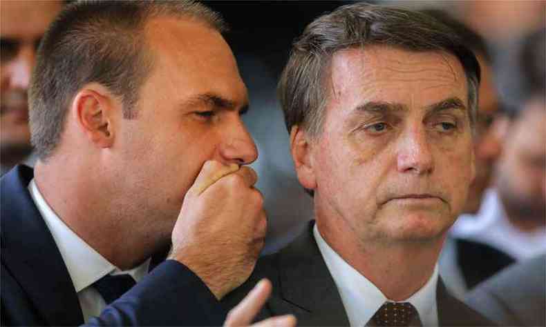 Deputado Eduardo Bolsonaro e o pai, o presidente Jair Bolsonaro(foto: Srgio Lima/AFP - 14/11/18)