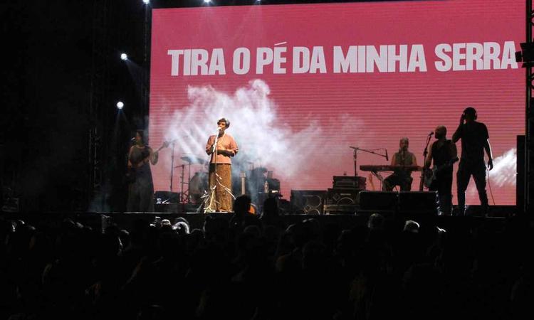 No show de Fernanda Takai telo exibe frase: 'Tira o p da minha Serra'