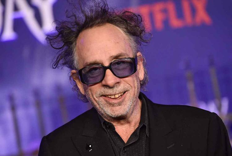 Close no diretor Tim Burton, na pr-estreia de Wandinha em Los Angeles
