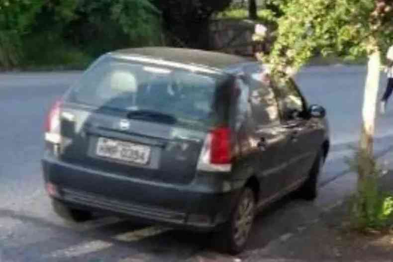 Carro do motorista de aplicativo foi encontrado abandonado em um local prximo(foto: Redes Sociais/Reproduo)