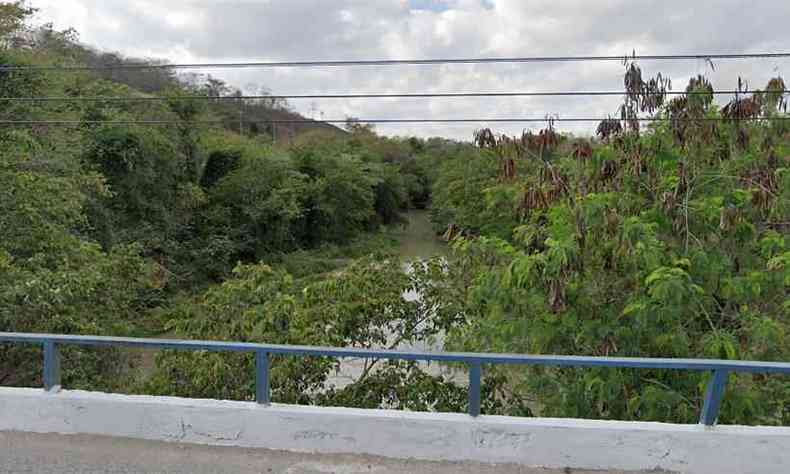 Vtima foi encontrada s margens do Ribeiro da Mata aps ter sido jogada de uma das pontes que h no bairro