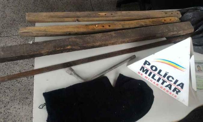 Foram apreendidos três pedaços de pau, uma barra de ferro, uma toca ninja e uma chave de roda (foto: PMMG/ Divulgação) Foram apreendidos três pedaços de pau, uma barra de ferro, uma toca ninja e uma chave de roda (foto: PMMG/ Divulgação)