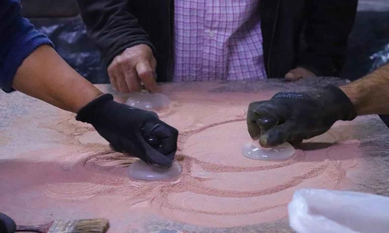 detalhe de trabalho com areia por alunos da Escola de Ofcios Tradicionais de Mariana