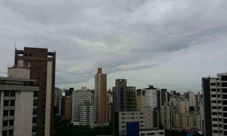 Belo Horizonte amanheceu com uma chuva fina neste sbado(foto: Edesio Ferreira/EM/D.A.Press)
