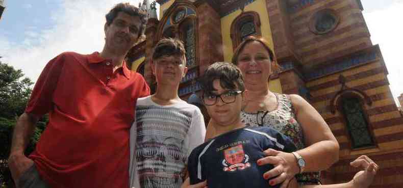 Jos Ricardo e Juliana, com os filhos, se rendem  Igreja So Jos revitalizado(foto: Cristina Horta/EM/D.A Press)