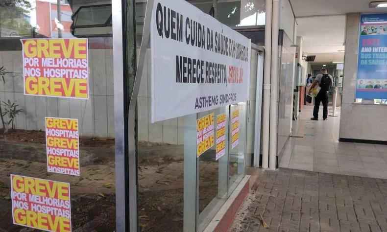 Cartazes avisam a greve no Hospital Joo XXIII, em Belo Horizonte