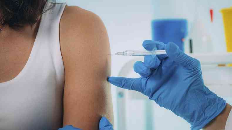 Vacina sendo aplicada no brao