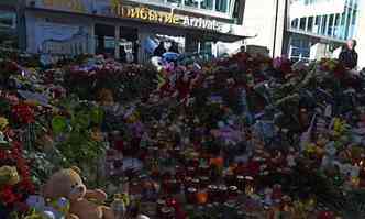 Pessoas visitam e rezam em memorial dedicado s vtimas do acidente areo(foto: VASILY MAXIMOV/AFP)