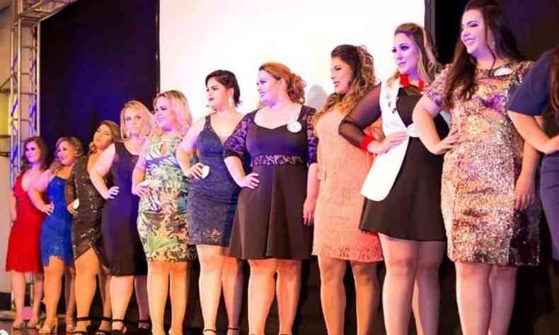 Candidatas a Miss Minas Gerais Plus Size posam em fila em cima de um palco