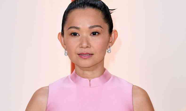 Hong Chau usa vestido rosa na festa do Oscar