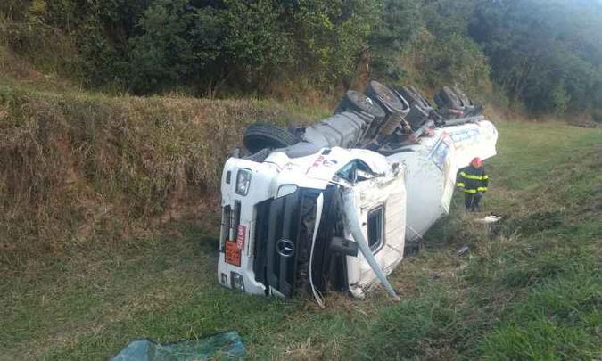 Veículo saiu fora da pista e tombou às margens da rodovia(foto: Polícia Rodoviária Federal (PRF) / Divulgação) Veículo saiu fora da pista e tombou às margens da rodovia(foto: Polícia Rodoviária Federal (PRF) / Divulgação)