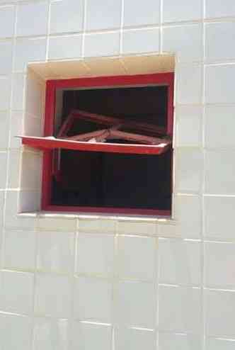 Criminosos quebraram uma janela da unidade(foto: Divulgao)